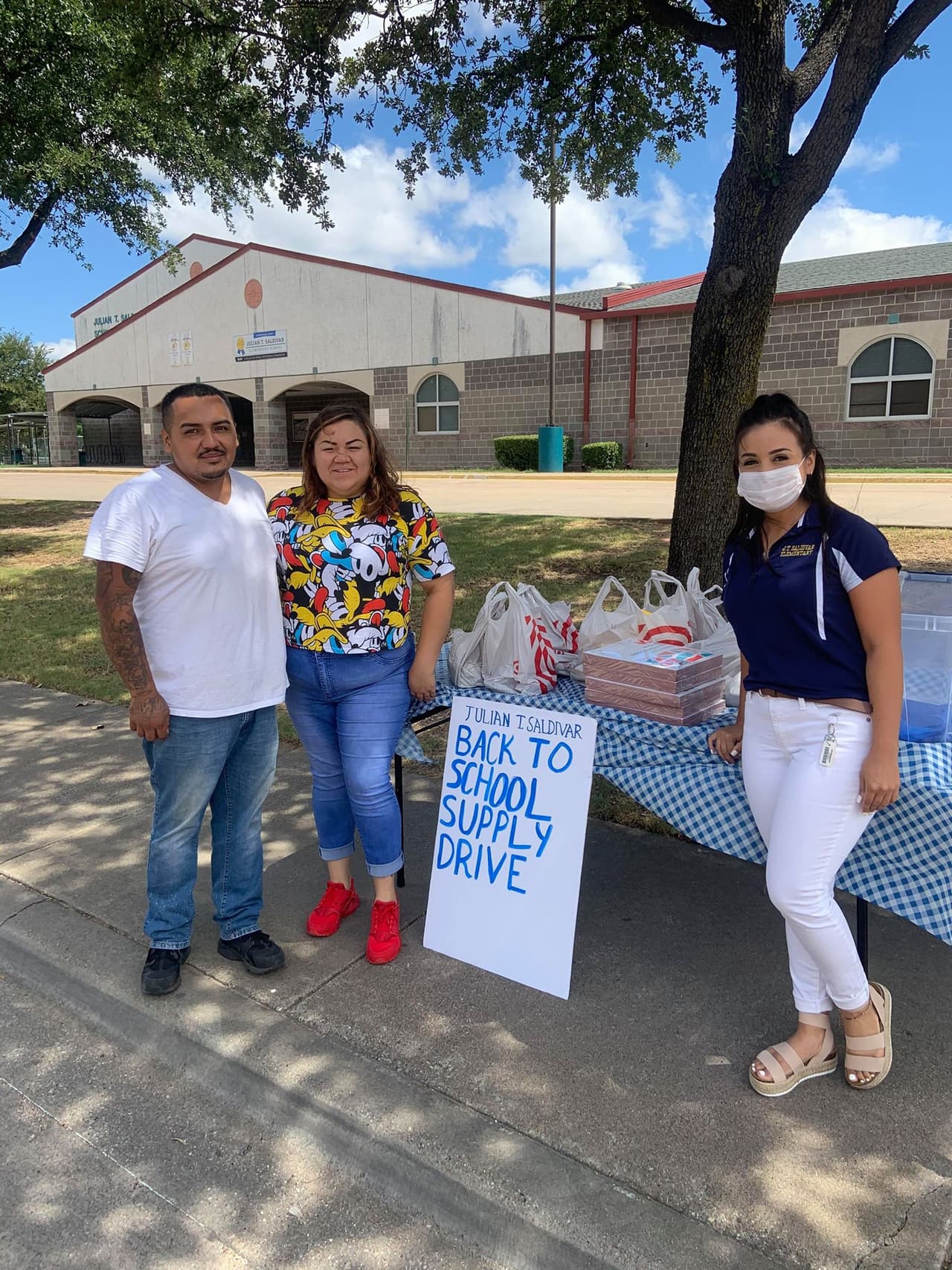 Arabely Hinojosa realiza la recaudación de útiles escolares cada viernes hasta el 28 de agosto.