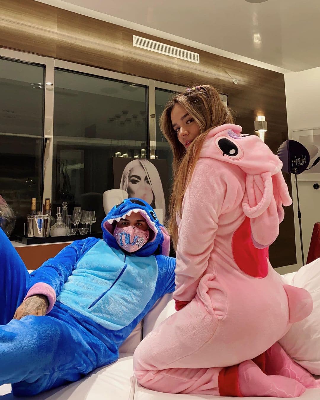 Además de consolidar su relación a tal grado de que todos esperan una boda, ellos aprovecharon el tiempo en cuarentena y sacaron otro tema juntos (‘Follow’) que grabaron en su propia casa solos.