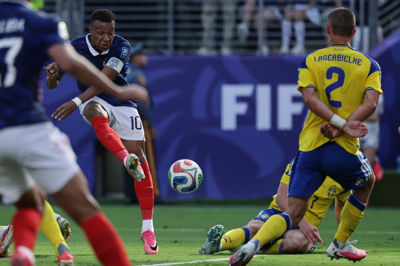 El francés Kylian Mbappé (10) marca el primer gol superando al sueco Gustaf Lagerbielke (2) durante el partido de dieciseisavos de final de la Copa del Mundo entre Francia y Suecia en East Rutherford, Nueva Jersey, cerca de Nueva York, el martes 30 de junio de 2026.