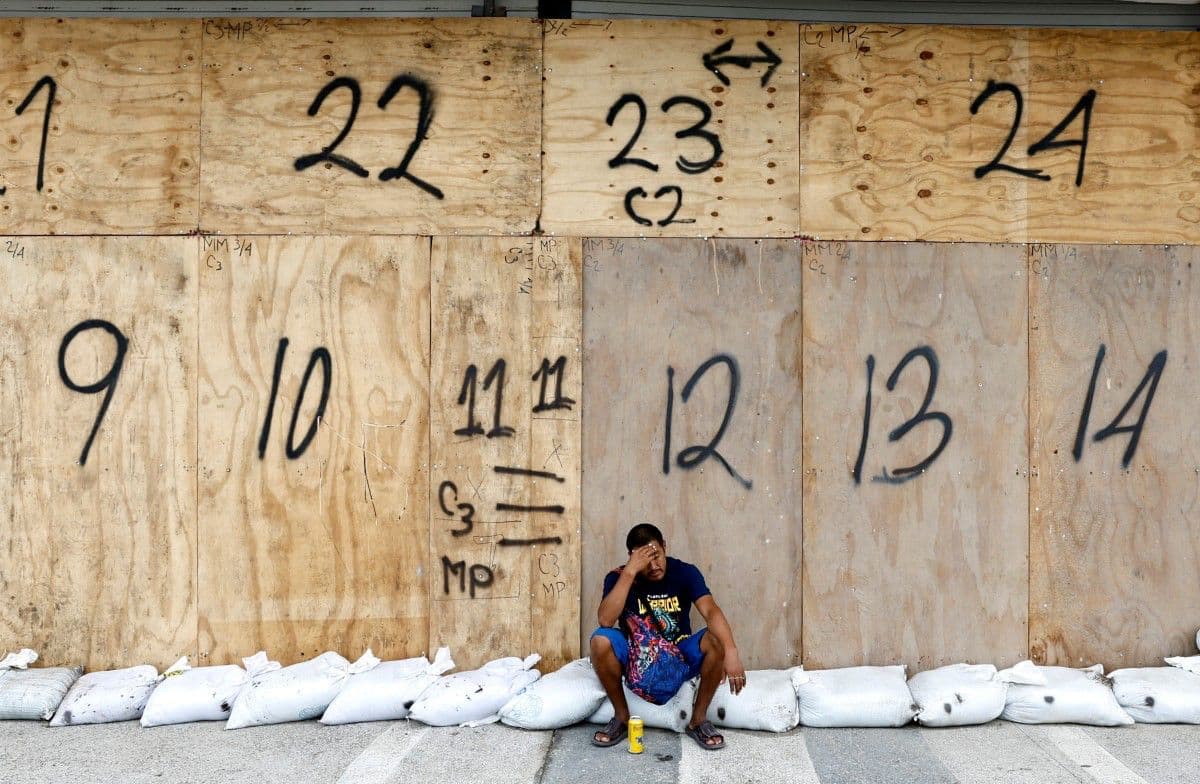 Un hombre se sienta sobre sacos de arena ante la llegada del huracán Simón en Puerto Vallarta, estado de Jalisco, México, el 10 de octubre de 2026.