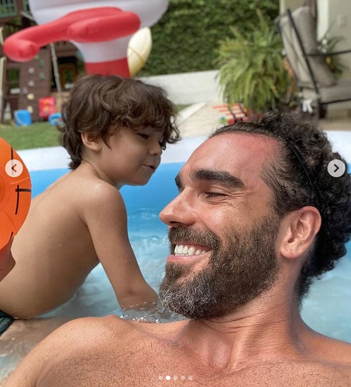 "Estamos contentos, estamos felices así, eh", agregó, "
<b><a href="https://www.univision.com/famosos/en-un-2-por-3-ariadne-diaz-marcus-ornellas-y-hijo-diego-se-transforman-en-estrellas-de-la-lucha-libre-video" target="_blank">Diego es bastante intenso</a></b> para llenar la casa con su energía".
<br>