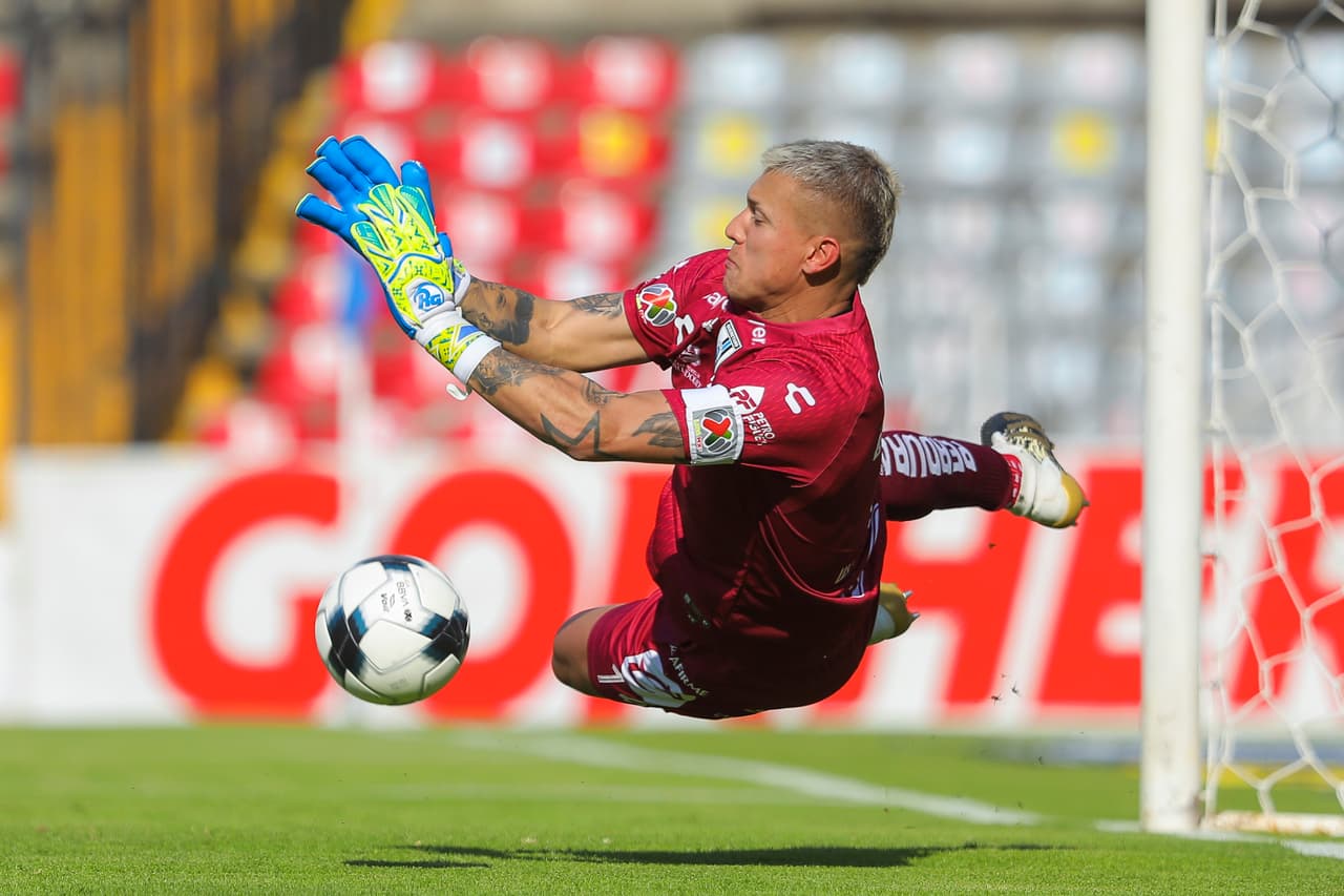 Juárez tuvo oportunidad de meterse al partido antes de que finalizara la primera mitad pero Washington Aguerre detuvo el cobro.