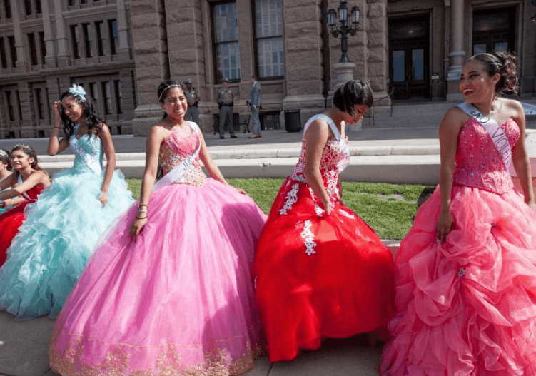 Quinceañeras de Texas podrán celebrar e impulsar un cambio político