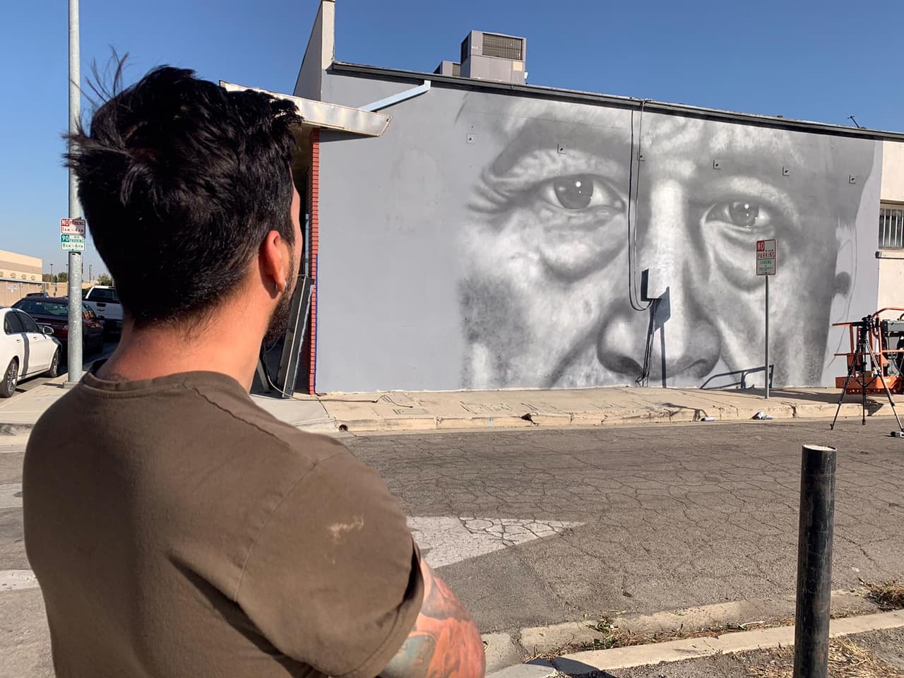 Pintan mural de César Chávez en centro de Bakersfield