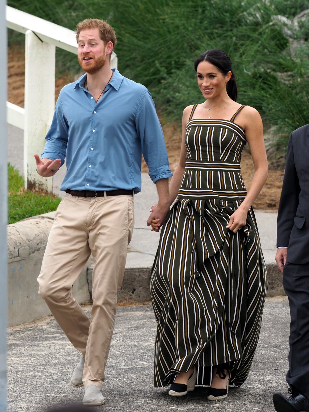 El 19 de octubre, el príncipe Harry y Meghan Markle visitaron la playa de Bondi, en el área de Sidney, donde pasaron parte de la mañana con un grupo de surfistas. Un encuentro informal en el que se les vio a gusto y que, por primera vez, permitió observar cómo la duquesa de Sussex interactúa con su panza de embarazada.