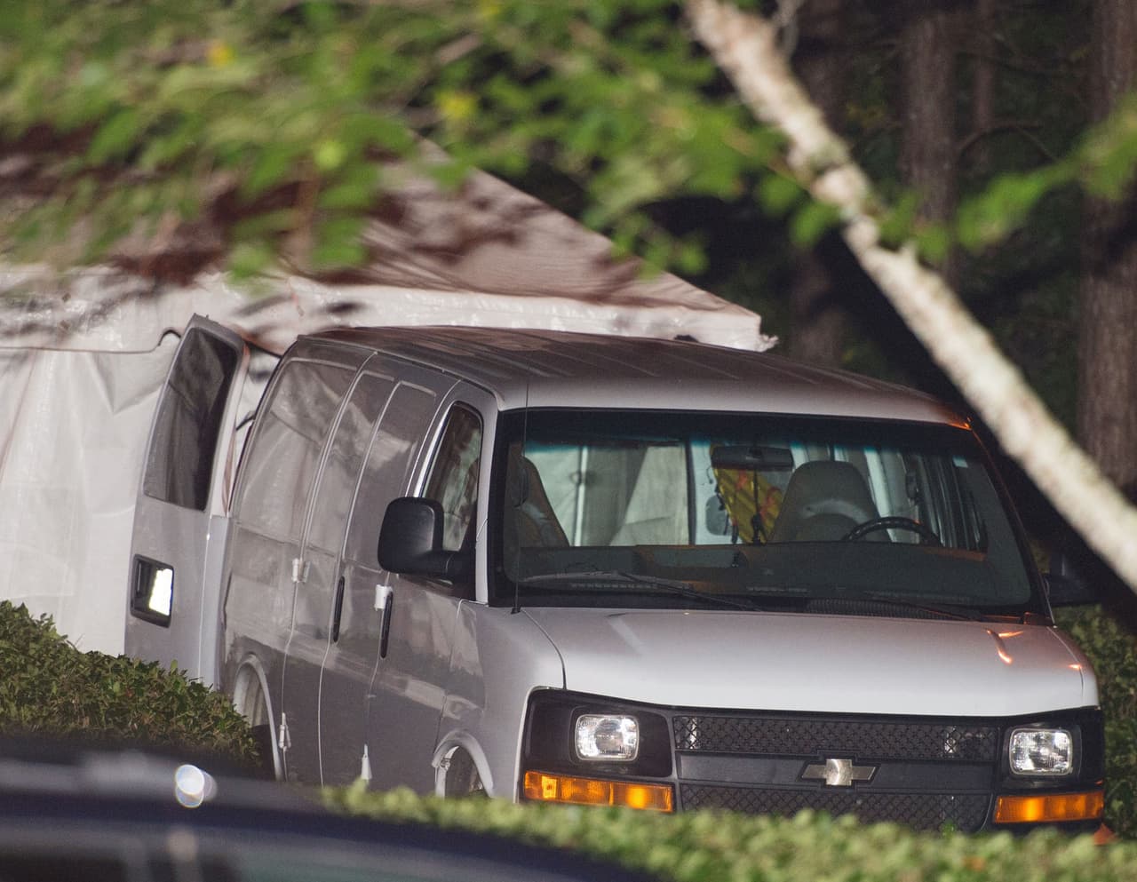 En los alrededores del centro de cuidados médicos, había mucho movimiento. El traslado del cuerpo de Bobbi a la morgue y sus funerales provocaron la curiosidad de varias personas cerca del hospicio.