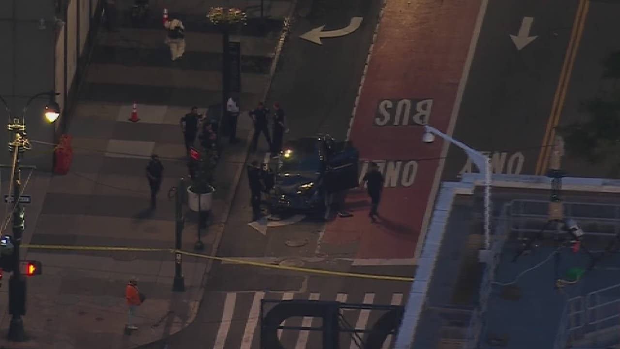 Muere pasajera tras accidente de Tesla contra andamio en Midtown Manhattan.