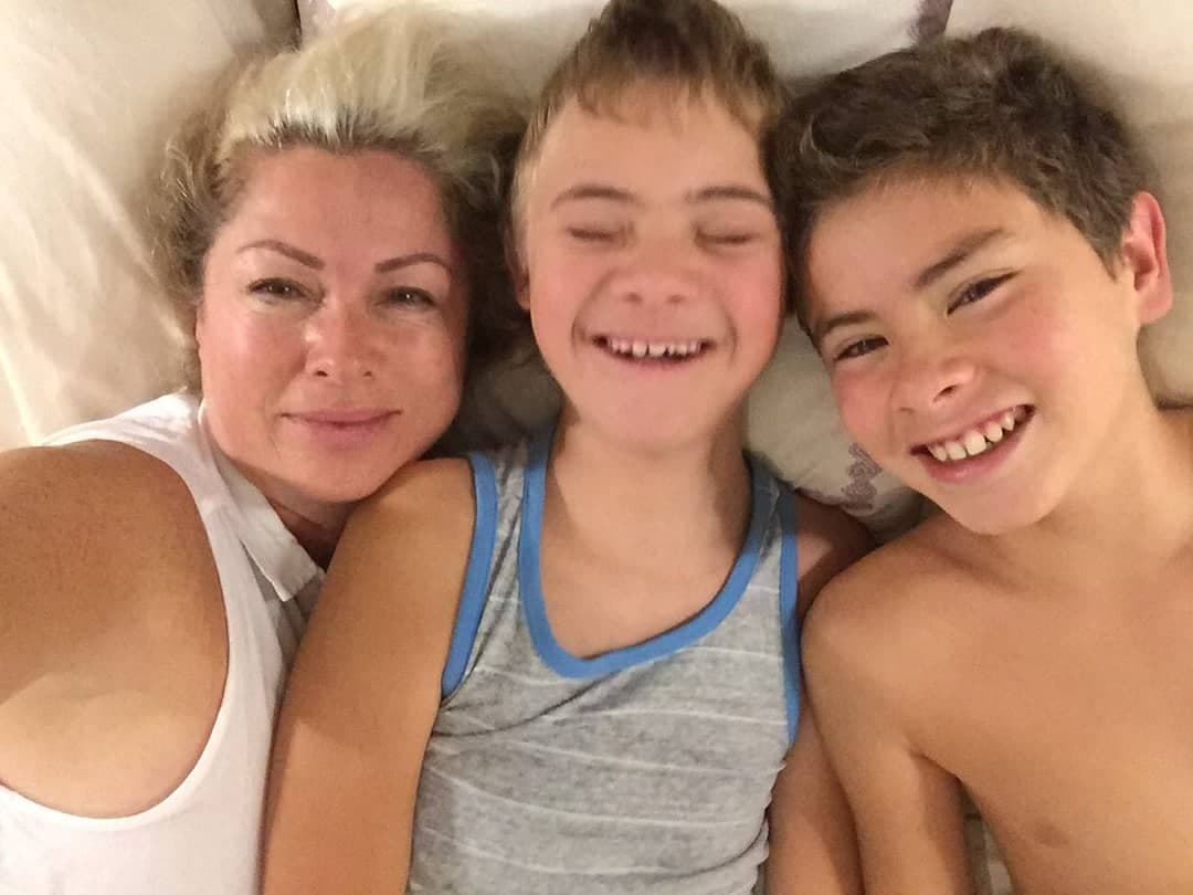 Mencionó que a los jóvenes
<b><a href="https://www.univision.com/famosos/aunque-juan-collado-extrane-mucho-a-sus-hijos-leticia-calderon-no-los-llevara-a-la-carcel-fotos" target="_blank">"les ilusiona que les hable"</a></b> y esta vez confirmó que el abogado sí les ha llamado entre "seis o siete veces" desde que permanece recluido acusado de los delitos de lavado de dinero y operación con recursos de procedencia ilícita.
<br>