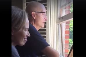 Murió Ben Ellis, el maestro que recibió un conmovedor concierto de unos 400 alumnos