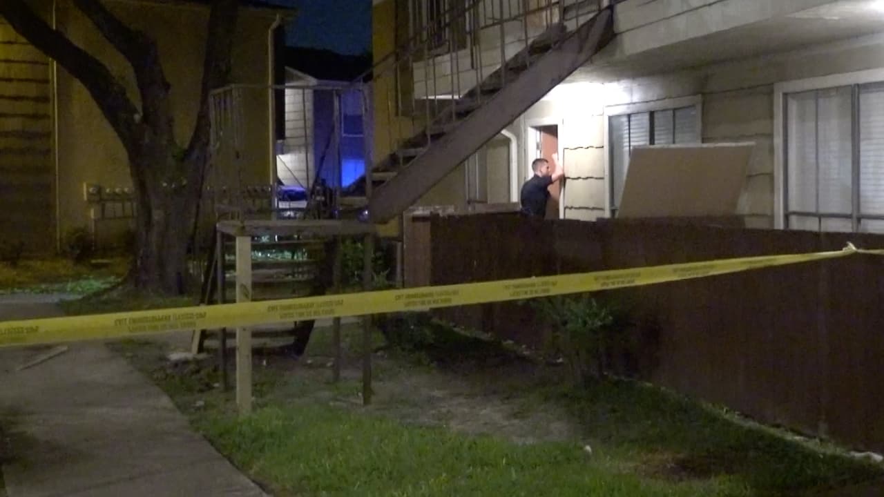 Muere un hombre y otro resulta herido luego que dos ladrones entraran al apartamento y los balearan