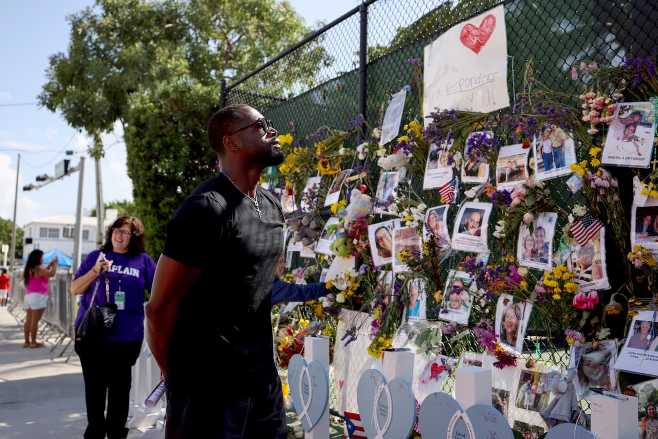 Wade presentó sus respetos en el homenaje que se ha hecho a las víctimas a poca distancia del lugar del colapso de Champlain Towers.