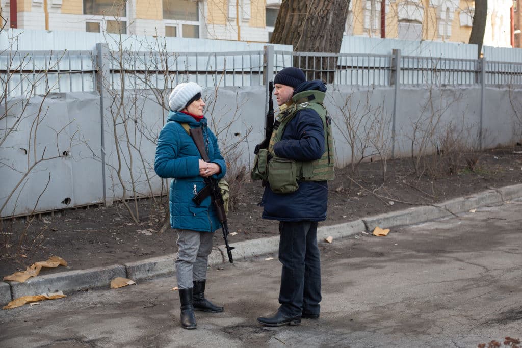 Miembros de las defensas territoriales cerca de la oficina de reclutamiento en Kiev este viernes.