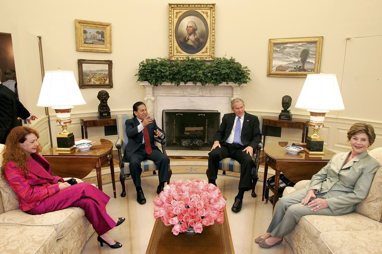 Esa es la forma como se suele proceder para convidar a las primeras damas a los encuentros oficiales. En esta otra foto se puede ver que la misma acomodación se replica, esta vez, cuando el entonces presidente George W. Bush recibió en 2006 al presidente peruano Alejandro Toledo y a su esposa Eliane Karp de Toledo.