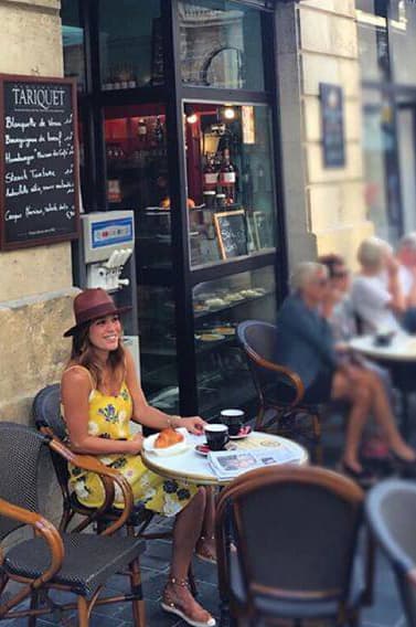 Disfrutando de un cafecito francés.