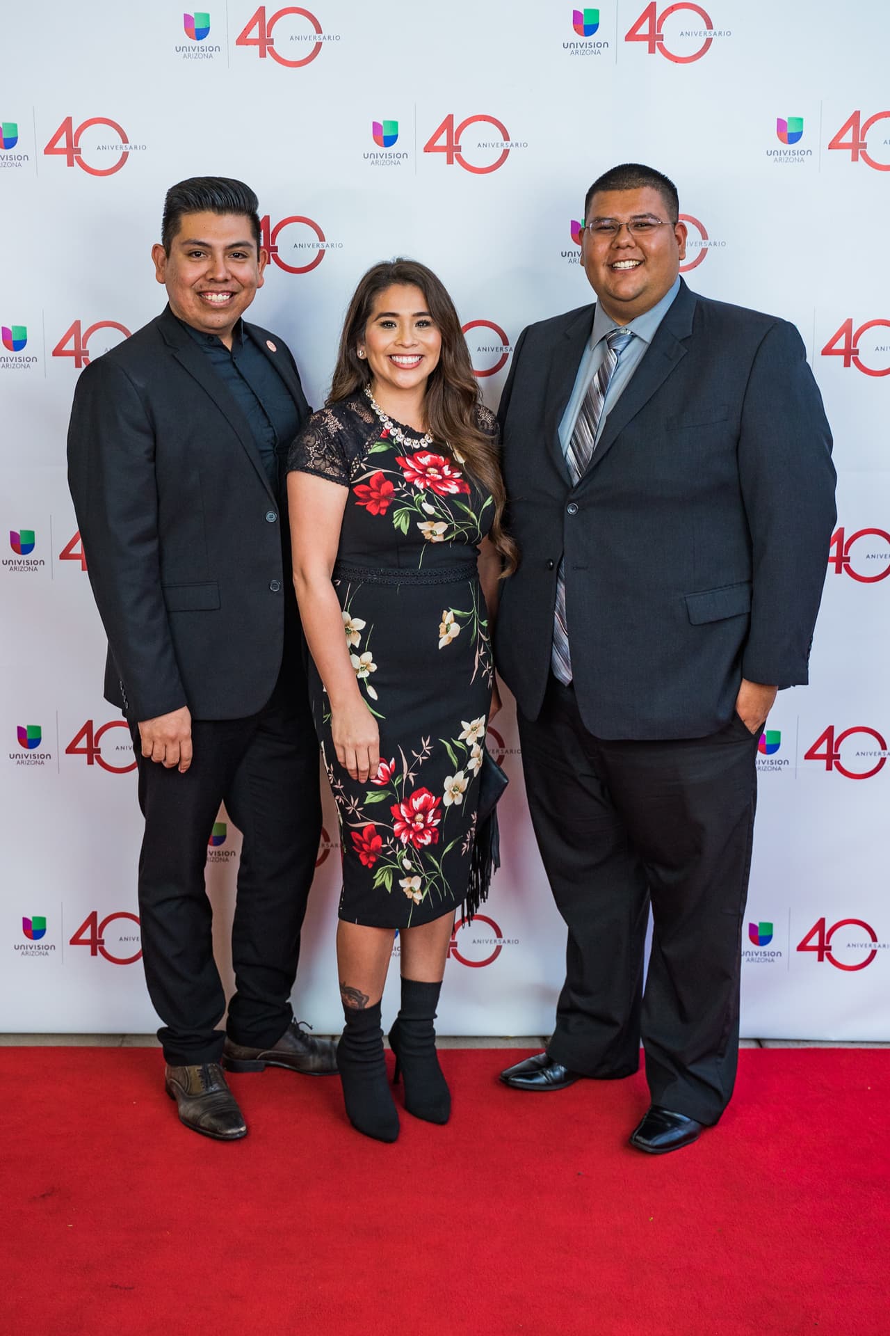 Invitados posando para una foto en la alfombra roja de Univisión Arizona.
<br>