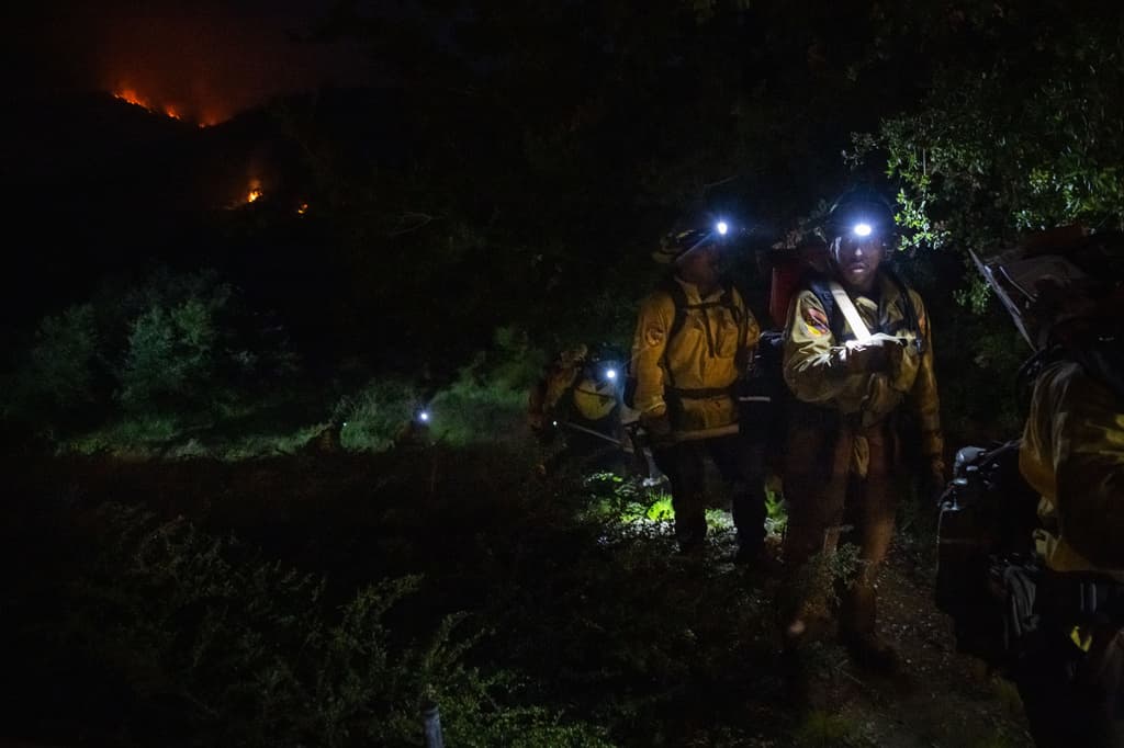 La reducción en la temperatura y la
<b>disminución de los vientos</b> que se experimentó en la zona durante la noche, permitió a los bomberos contener las llamas en al menos 5%.