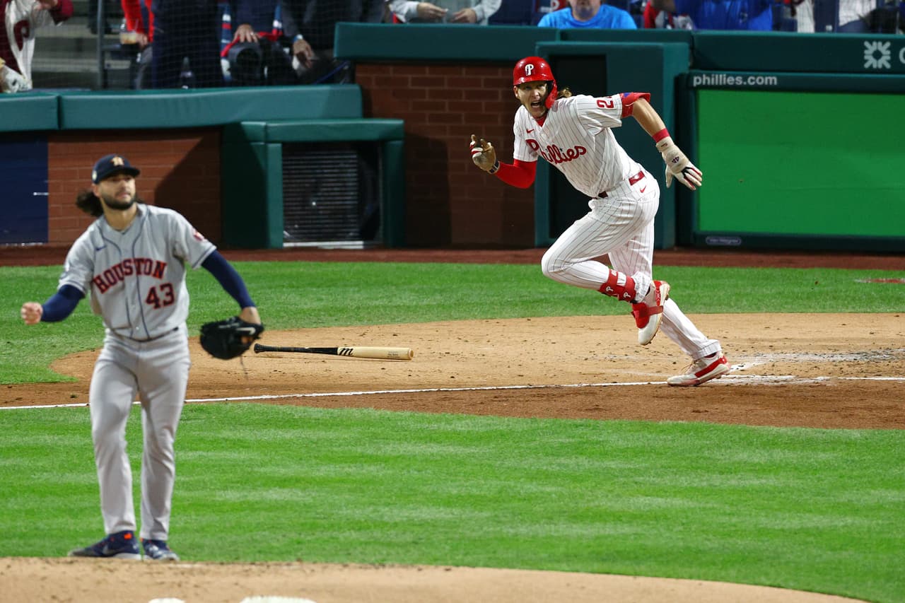 Alec Bohm # 28 de los Phillies conecta un jonrón contra los Astros de Houston durante la segunda entrada en el Juego Tres de la Serie Mundial 2022.
