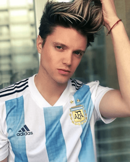 Al igual que Karol Sevilla, le gusta el fútbol.