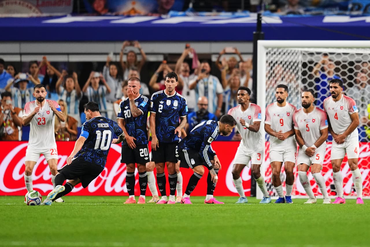 Así metió su gol Messi, un tiro libre directo al arco.
