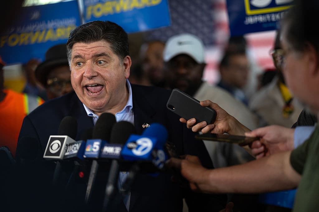 En el primero de varios eventos que realizará para informar sus aspiraciones, el jueves, 26 de junio, en Chicago, JB Pritzker afirmó: "Donald Trump ha dejado claro que no se detendrá ante nada para salirse con la suya.
<b>No voy a quedarme de brazos cruzados</b> y dejar que destruya todo lo que estamos construyendo en Illinois".