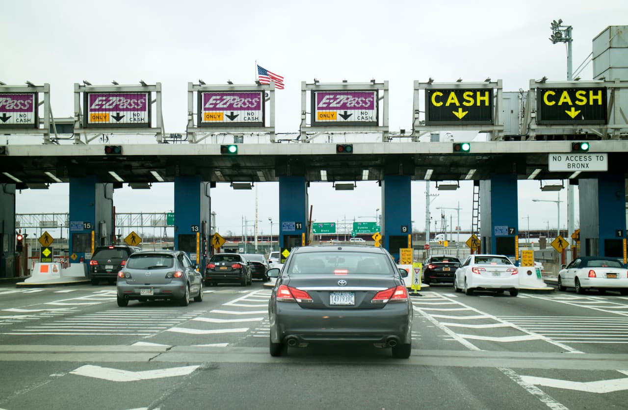 <b>Aumento del peaje para los no usuarios de E-ZPass</b>. Los conductores de New York Thruway que no tengan una cuenta de E-ZPass verán un aumento del 30% en la tarifa a partir del 1 de enero.
