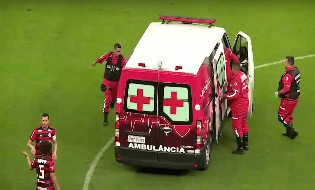 El conductor y el resto de personal de atención médica ya se disponían a salir del campo.