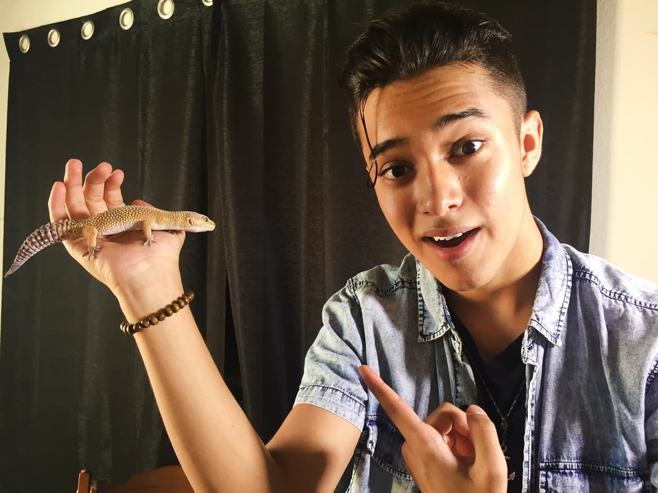 Joel nos dio acceso exclusivo a su casa. Conocimos a sus mascotas, a su familia y hasta a un pequeño lizard que stole our heart.