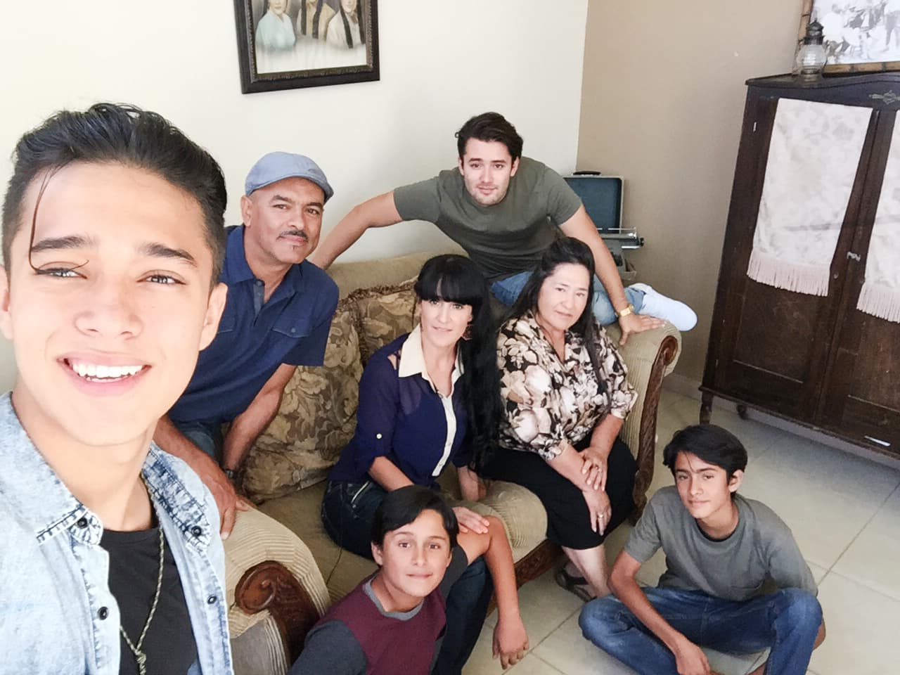 Joel nos dio acceso exclusivo a su casa. Conocimos a sus mascotas, a su familia y hasta a un pequeño lizard que stole our heart.