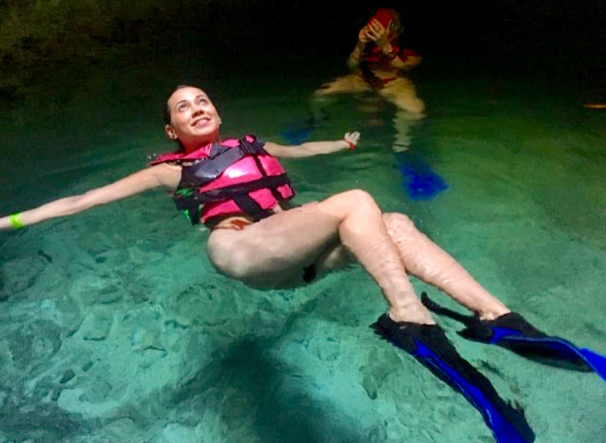 En el mar, Carla se relaja de la mejor manera.