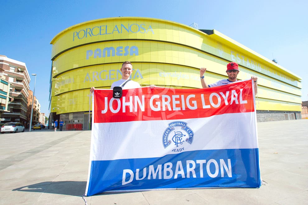 Mientras algunos de los viajeros escoceses comenzaban a llegar a sus al rededores para ingresar al recinto deportivo.