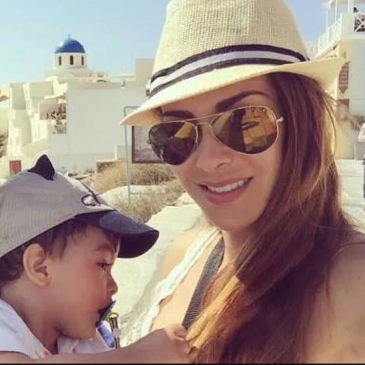 Emmanuel actualmente vive con
<b><a href="http://www.univision.com/temas/ninel-conde">Ninel</a></b>, pero Giovanni pide a las autoridades que le entreguen la patria potestad a él, pues asegura que la cantante es un mal ejemplo para el pequeño.