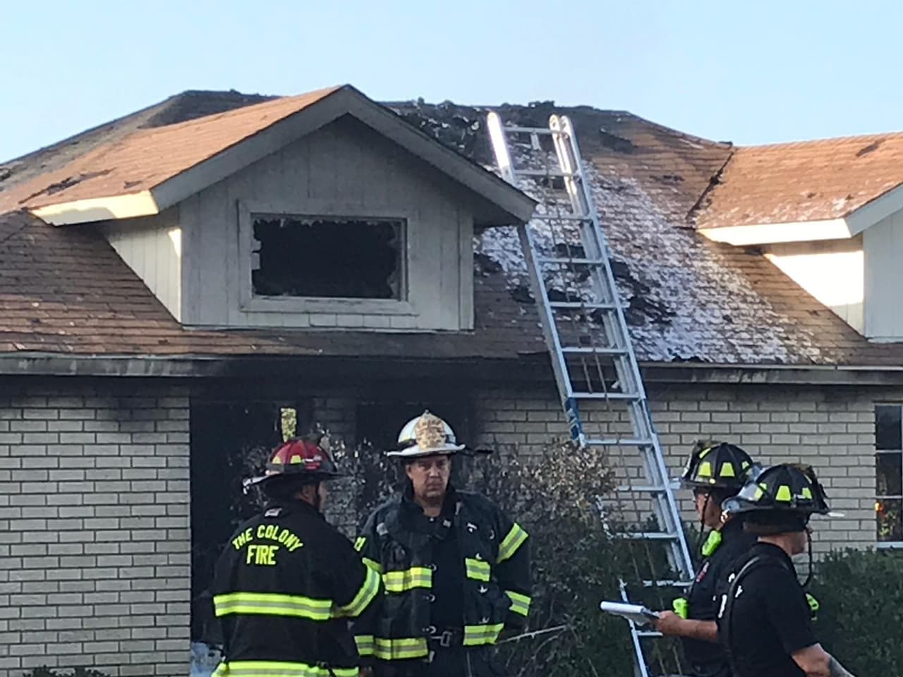 El fuego de tres alarmas comenzó después de las 6:30 a.m. y las llamas arrasaron la casa localizada en la casa 4700 de Strickland Avenue.