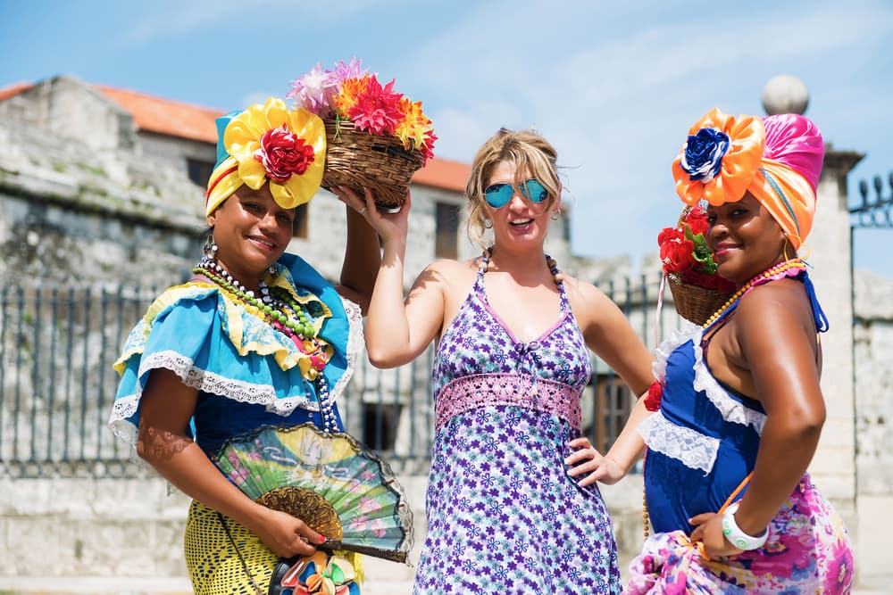 Todos los buenos collares son consagrados, pues deben ser sometidos a un proceso en el que no sólo son bendecidos sino también purificados en una ceremonia que solamente pueden hacer santeros preparados.