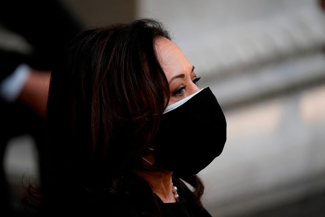 Kamala Harris en el funeral de John Lewis en la rotonda del Capitolio el 27 de julio. Esta fue una de las últimas apariciones públicas de la senadora antes de ser seleccionada en la fórmula presidencial por Joe Biden.
<br>