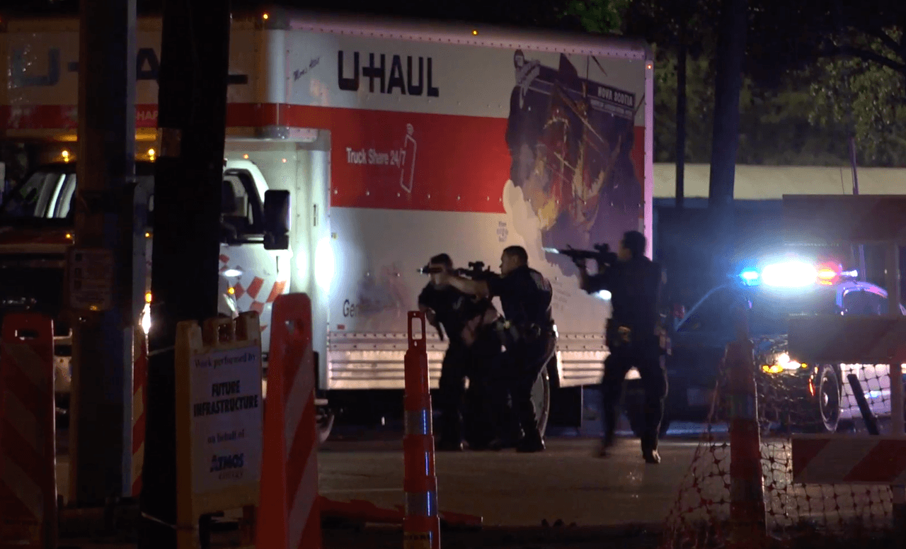 Momentos cuando autoridades inician el arresto de sospechosos de robo en Dallas.