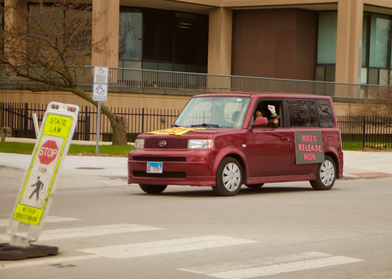 Mientras los funcionarios electos se señalan entre sí, evitando la responsabilidad por la salud de las más de 45,000 personas actualmente encarceladas o detenidas en Illinois, JTDC ha tenido su primer resultado positivo. Dos personas ya han muerto en Stateville, y ayer Jeffery Pendleton se convirtió en la primera persona en morir en el condado Cook.