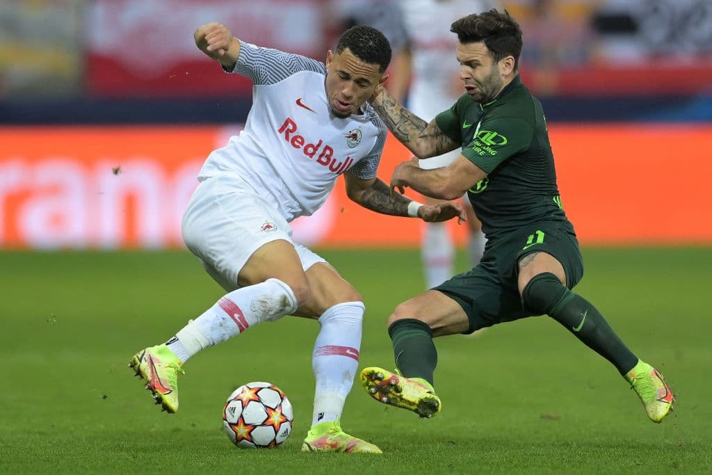 RB Salzburg se impone ante el Wolfsburg 3-1 durante la tercera fecha de la UEFA Champions League. Karim Adeyemi abrió el marcador para los locales a los pocos minutos del encuentro, pero Lukas Nmecha igualaba las cosas al 15’. Ya en la segunda mitad Noah Okafor, con doblete, aseguró el triunfo.
