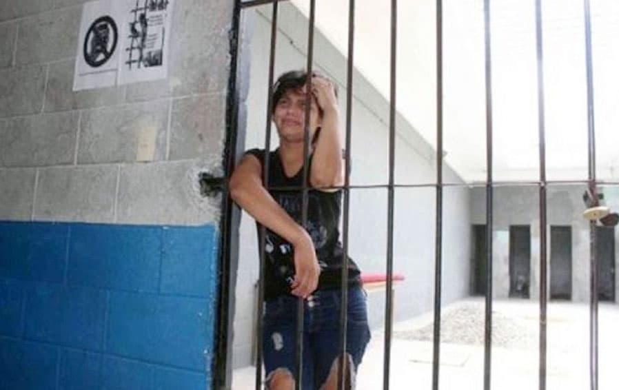 Insólito: Arrestan a joven ama de casa por no lavar la ropa de su marido