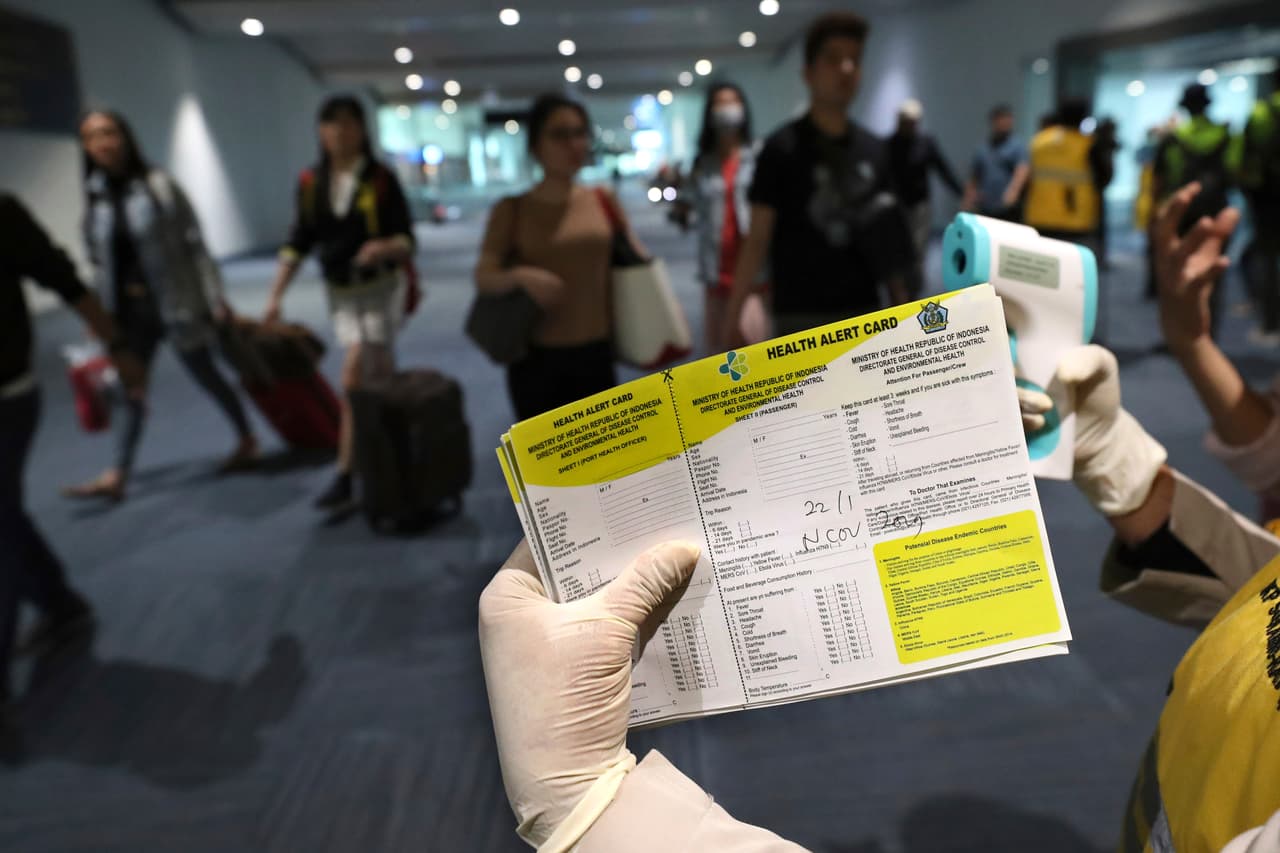 Una comunicación de alerta de salud en el aeropuerto internacional de Tangerang, Indonesia, el 22 de enero de 2020. Los síntomas comunes del coronavirus incluyen secreción nasal, dolor de cabeza, tos y fiebre. Las dificultades para respirar, escalofríos y dolores corporales están asociados con tipos de coronavirus más peligrosos, de acuerdo con los Centros para el Control y la Prevención de Enfermedades de Estados Unidos.