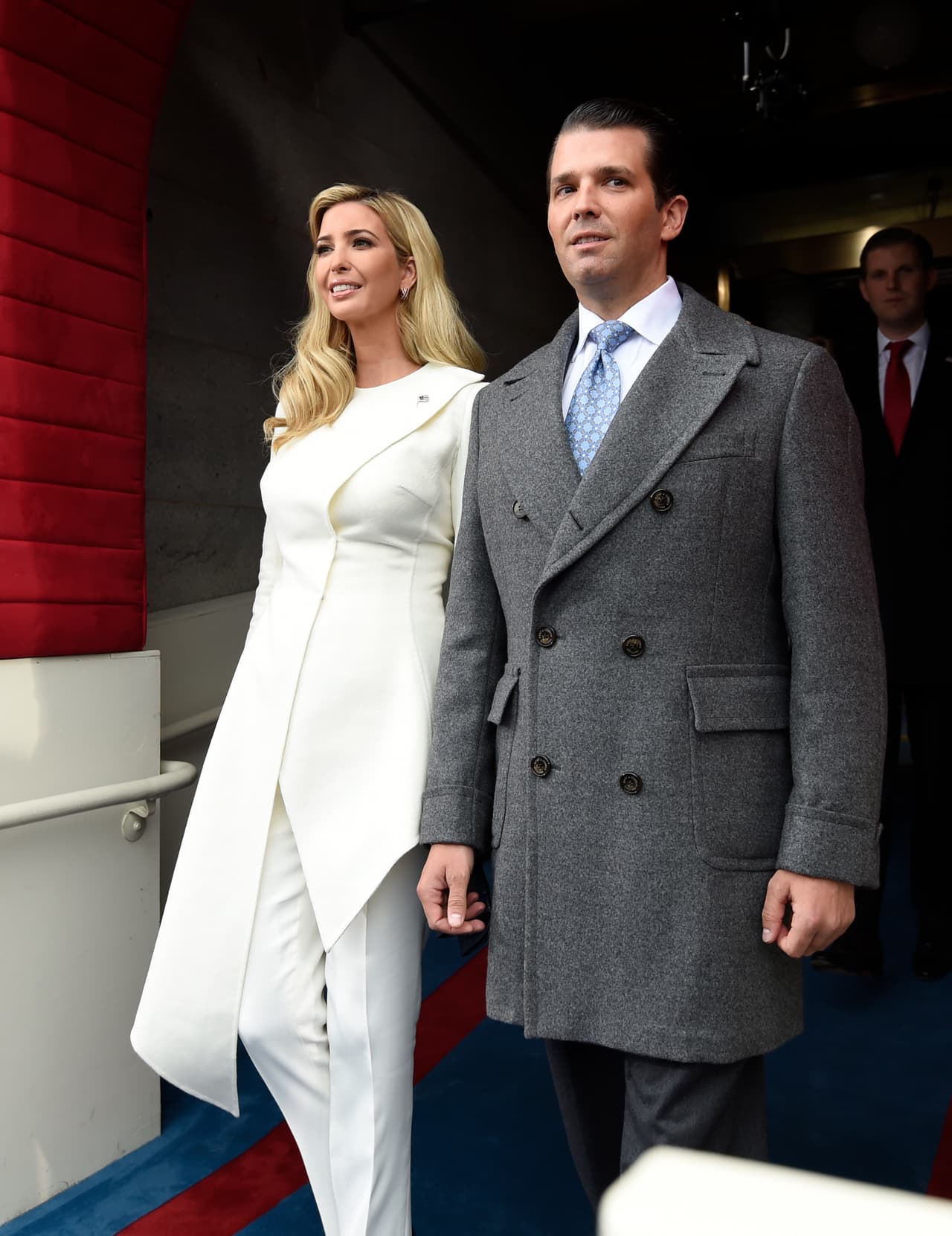 Ivanka Trump llegó al evento de la posesión con un traje de Oscar de la Renta completamente blanco de pantalón y saco asimétrico que remedaba una especie de vestido con bolero dejando ver su disposición a explorar otras siluetas más arriesgadas.