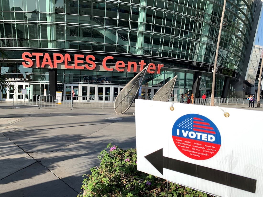 Así se ve por fuera el Staples Center, en donde ya se concentran votantes para ejercer el sufragio.