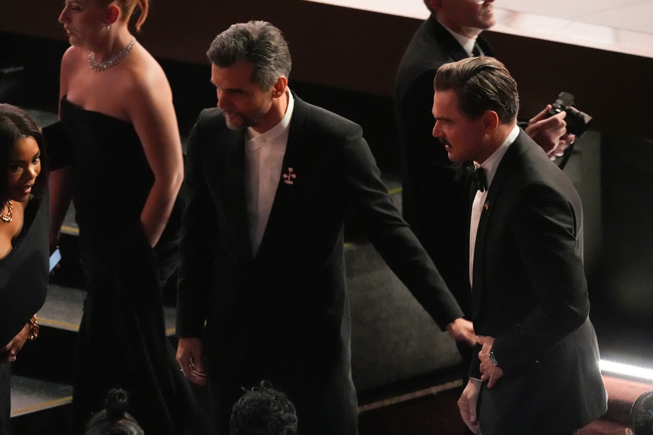 Wagner Moura, a la izquierda, y Leonardo DiCaprio aparecen entre el público durante la ceremonia de los Óscar el domingo 15 de marzo de 2026 en el Dolby Theatre de Los Ángeles.