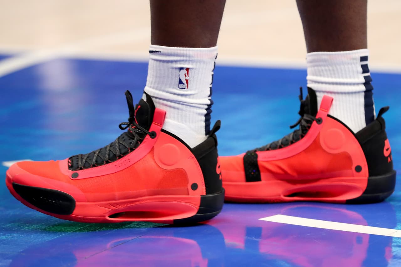 Zion Williamson de los New Orleans Pelicans ocupó estos tenis Dallas Mavericks.