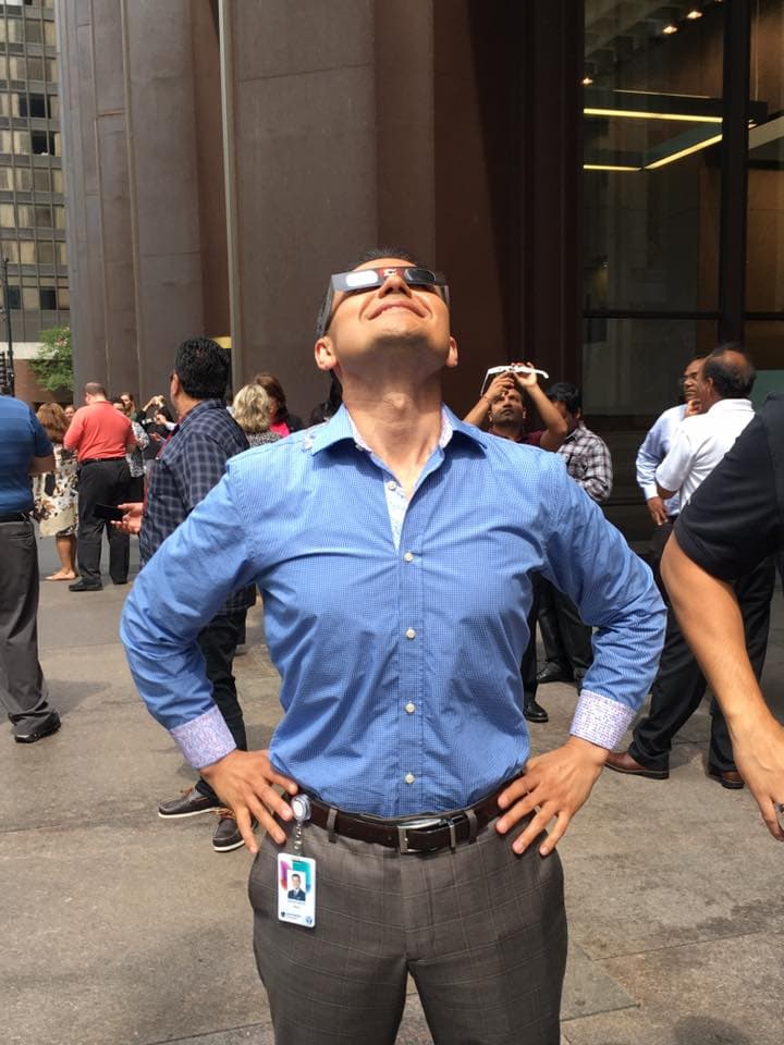 En el centro de la ciudad, cientos de personas salieron de las oficinas para tratar de verlo.