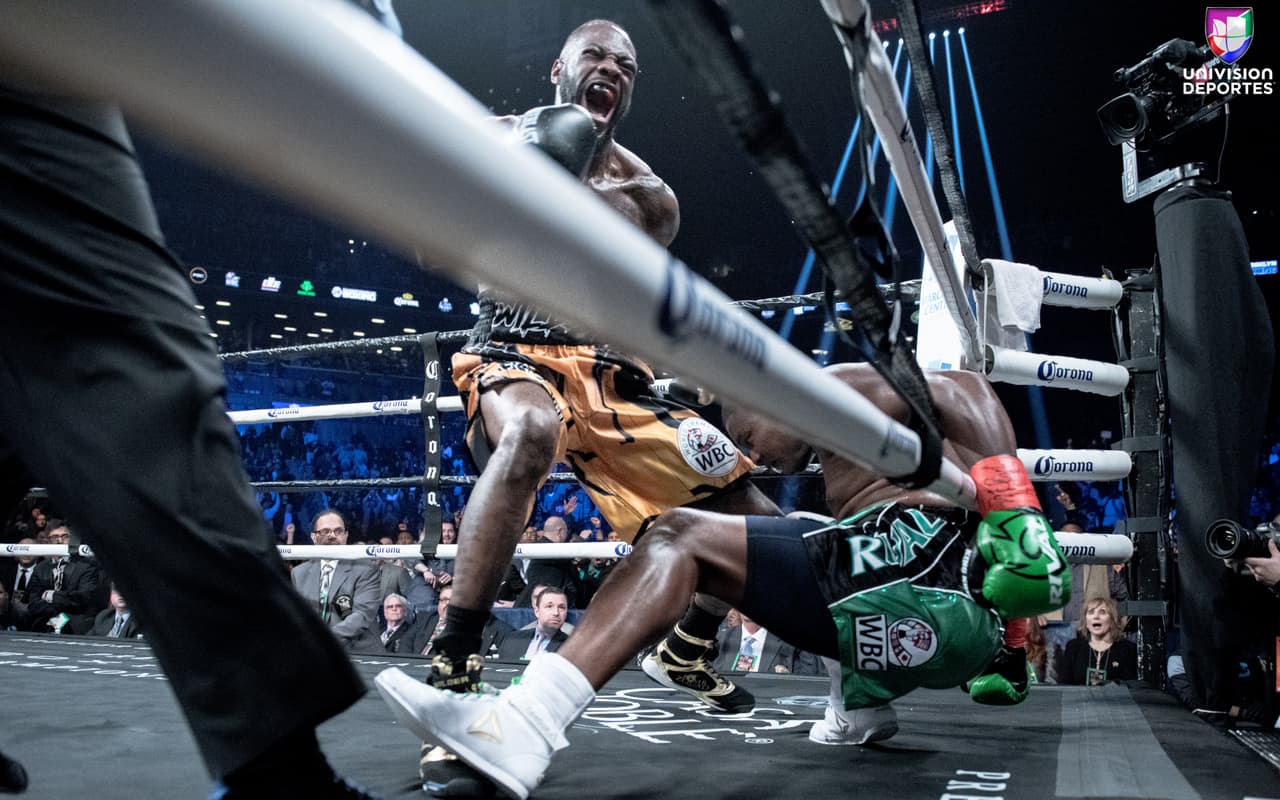La pelea estelar en el Barclays Center de Brooklyn, una de las más esperadas en la categoría de los pesos completos, sobrepasó las expectativas de los aficionados. Luis Ortiz (28-1, 24 KOs) le complció la noche a Deontay Wilder (40-0, 39 KOs), pero el campeón sacó a relucir en el décimo round el poder que tiene en los nudillos para mandar al cubano a la lona en dos ocasiones y sellar la victoria.