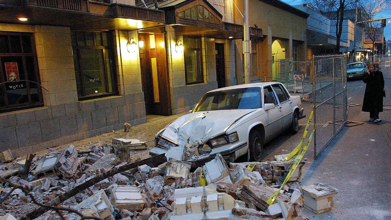 Algunas recomendaciones mientras conduces durante el terremoto: Cuando haya terminado el temblor, sal con cuidado del vehículo y pide ayuda en caso de necesitarla.