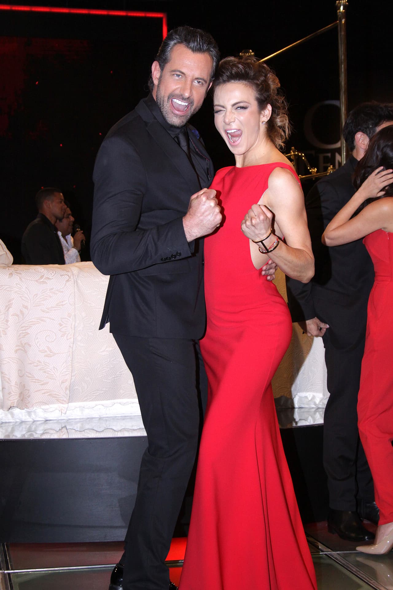 "Me gusta mucho decir que esta novela se basa en el suspenso, en descubrir quién causa un accidente automovilístico al principio, que puede ser cualquiera de los personajes, entonces se irán dando diferentes pistas para descubrir quién es el autor intelectual de todo", dijo
<b><a href="http://www.univision.com/temas/gabriel-soto">Gabriel Soto</a></b> a 'Notimex', entusiasmado por la novedosa historia.