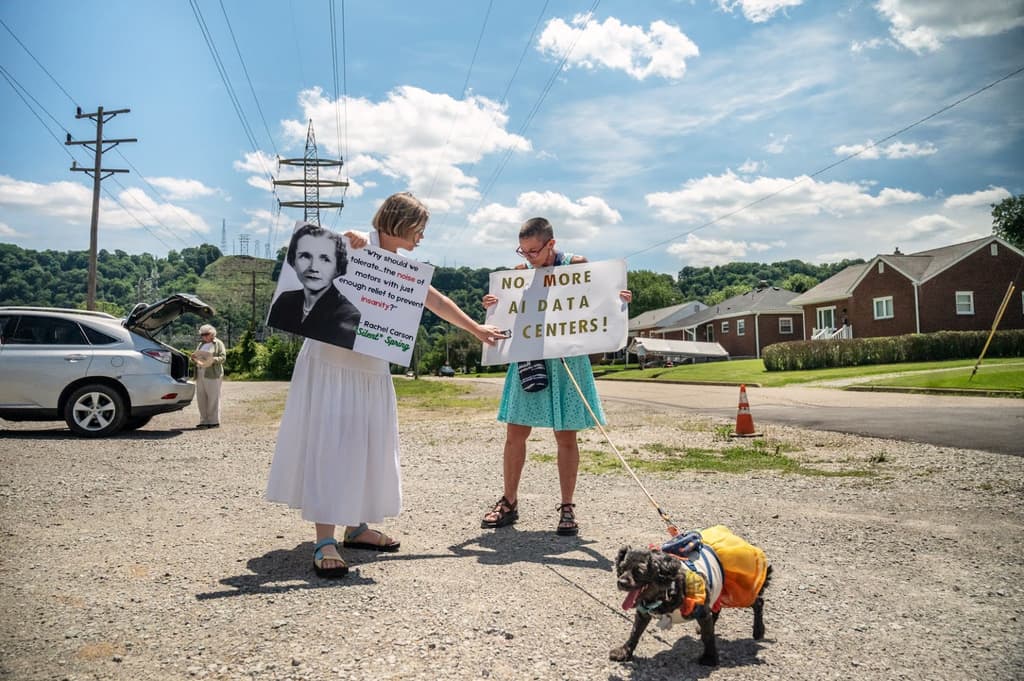 Charolette Baierl (izquierda), organizadora regional para el valle del río Ohio del Climate Reality Project, y Sally Simpson, organizadora de Ford City, protestan contra un centro de datos proyectado cerca del parque Rachel Carson Riverfront en Cheswick, Pensilvania, el 13 de junio de 2026. (Stephanie Strasburg/Pittsburgh's Public Source vía AP)