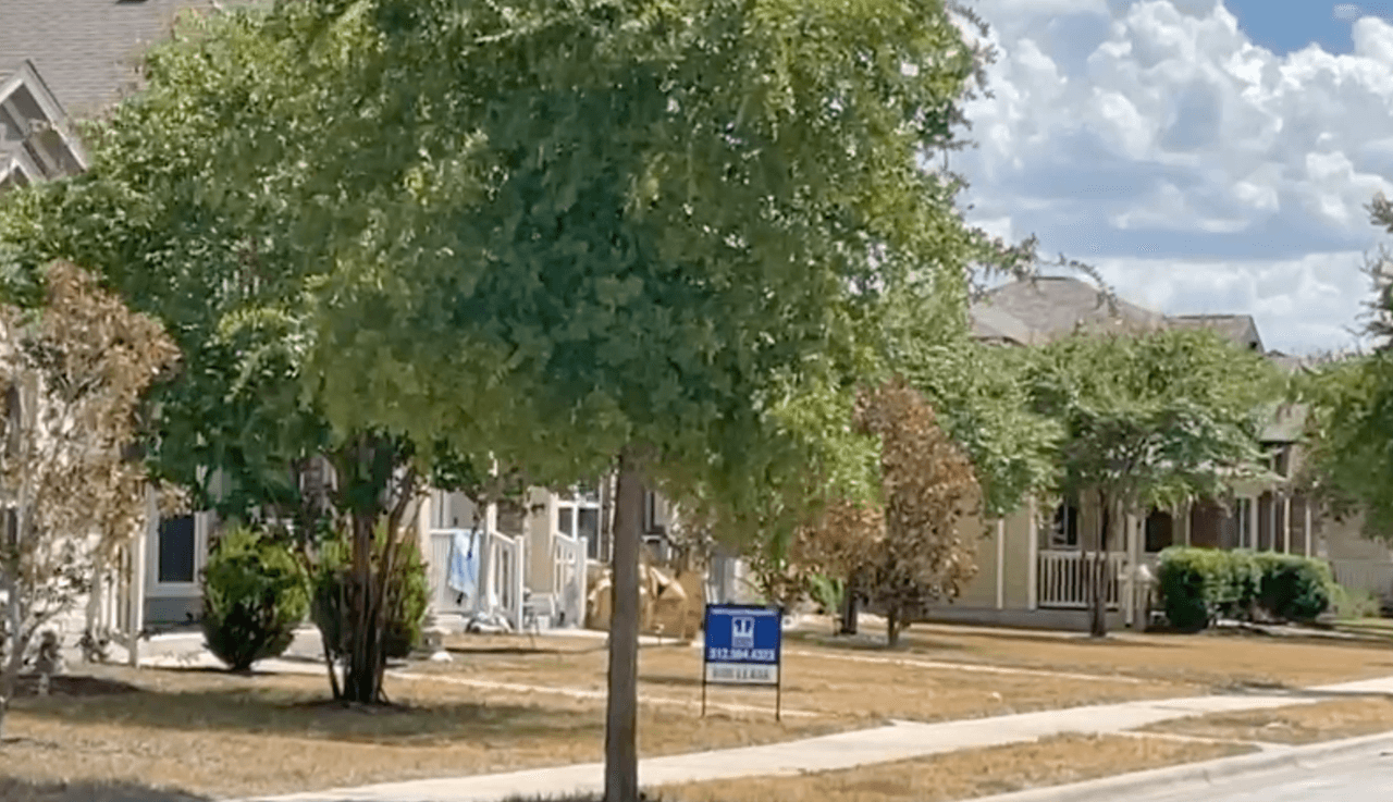 Revada enfrenta cargos de asesinato con posibilidad de pena capital, lesiones a un niño y agresión, según los registros judiciales del condado de Travis.