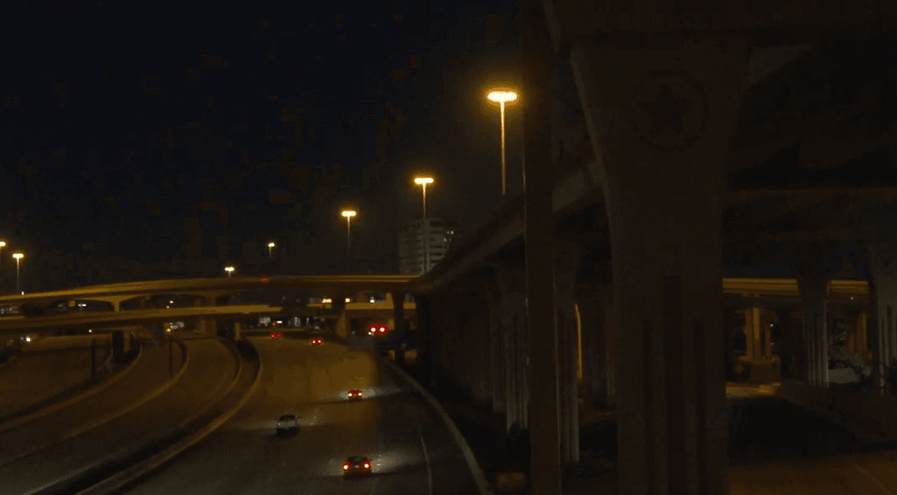 Arrestan a mujer acusada de homicidio por intoxicación tras chocar contra operador de una grúa en la I-635